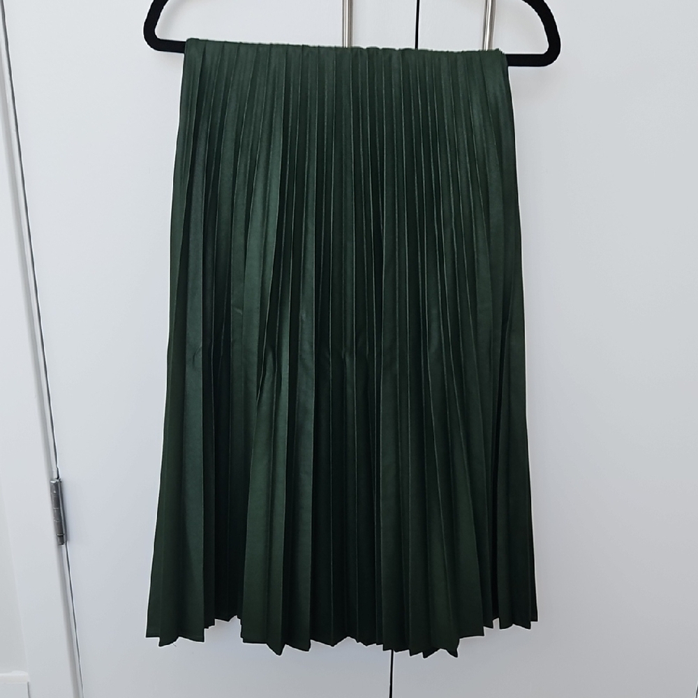 NWOT Zara Emerald Green Pleated Skirt